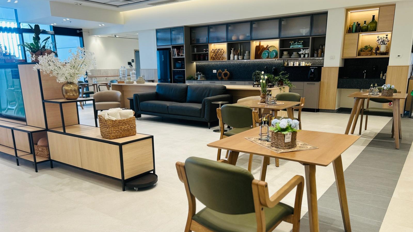 הבית בגבעה – ברחובות