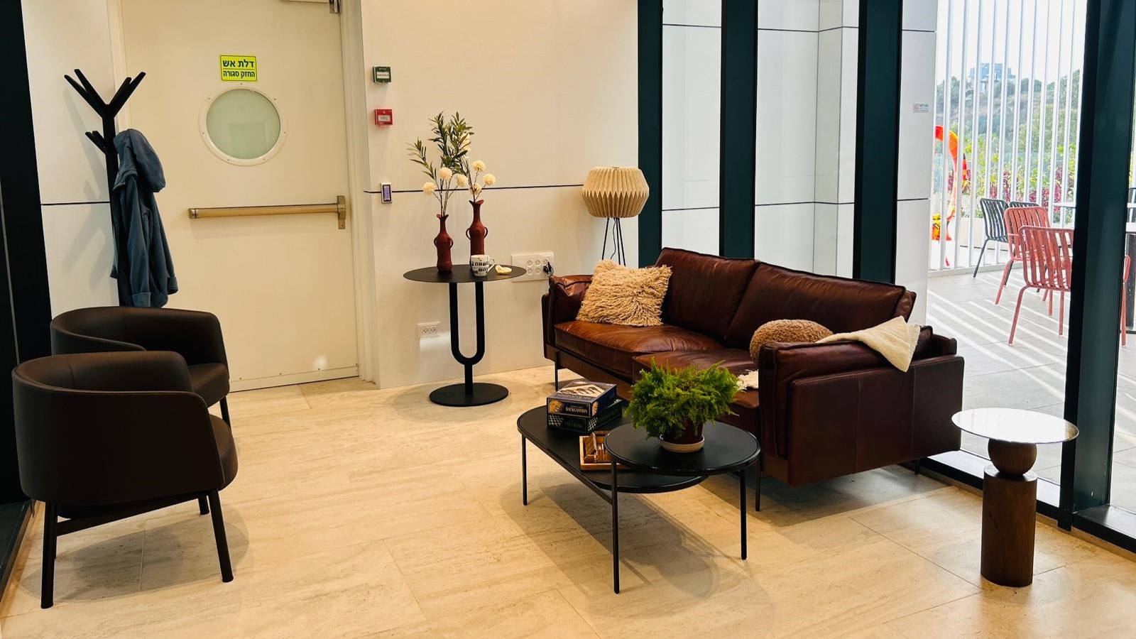 הבית בגבעה – ברחובות