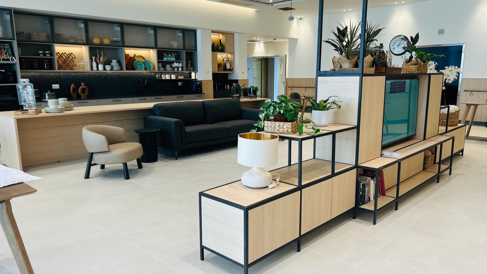 הבית בגבעה – ברחובות